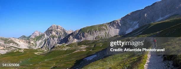 climbing the corno grande , the top of the gran sasso d'italia mountain - parque nacional de abruzzo fotografías e imágenes de stock