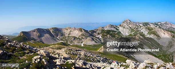 climbing the corno grande , the top of the gran sasso d'italia mountain. - gran sasso foto e immagini stock