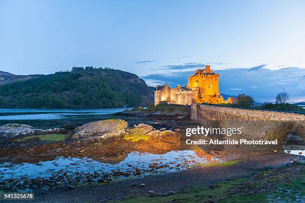 eilean donan castle, on loch duich - eilean donan castle stock-fotos und bilder