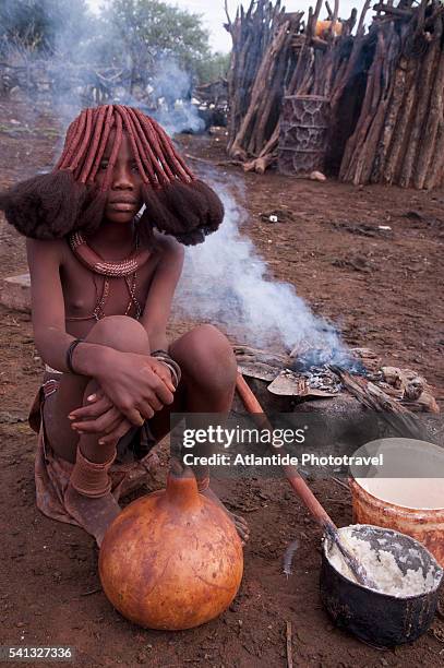 opuwo area, himba people - opuwo photos et images de collection