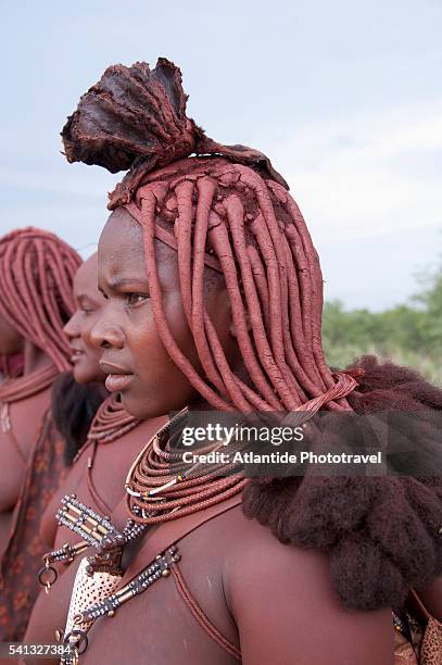 opuwo area, himba people - opuwo photos et images de collection