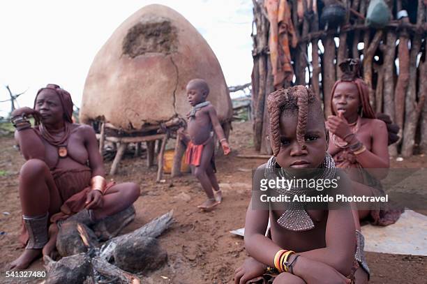 opuwo area, himba people - opuwo photos et images de collection