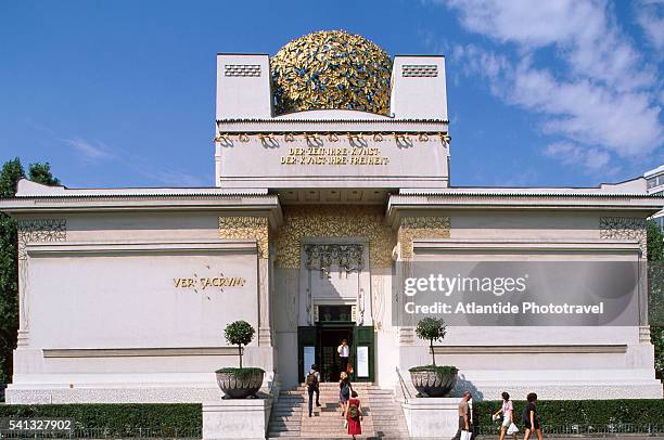 secession building in vienna - jugendstil wien stockfoto's en -beelden