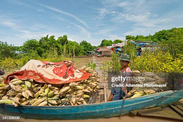 tonle sap, chong kneas floating village near siem reap - chong kneas - fotografias e filmes do acervo