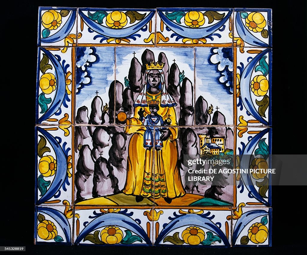 Azulejos depicting the Virgin