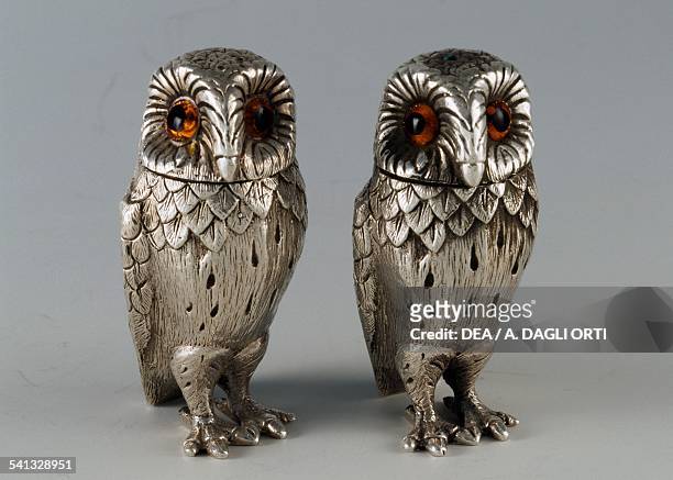 Owl-shaped salt and pepper shakers silver, made by RC, London. United Kingdom, 20th century.