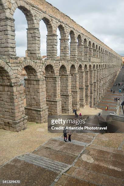 roman aqueduct - aqueduct stockfoto's en -beelden