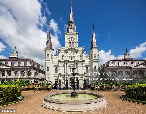 warehouse district, riverwalk, a barge on mississippi river, the greater new orleans bridge on the right - jackson square foto e immagini stock