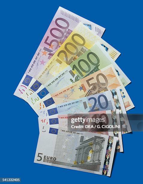 Banknotes of 5 20 100 500 euro, reverse. Europe, 21st century.