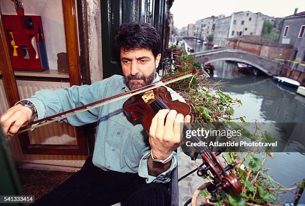 composer claudio ambrosini - violist stockfoto's en -beelden