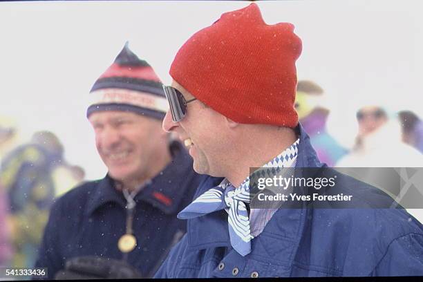 Vue rapprochée du prince Charles avec bonnet et lunettes de soleil.