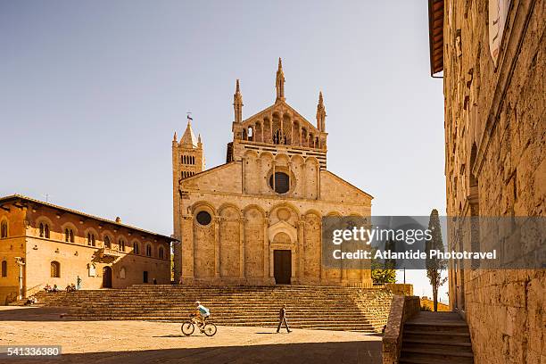 piazza (square) garibaldi and the cattedrale (cathedral, duomo) di san cerbone - massa marittima bildbanksfoton och bilder