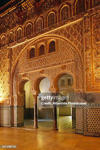 arco de los pavones at alcazar at seville - koninklijk paleis van sevilla stockfoto's en -beelden