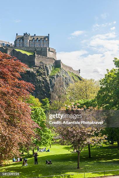 view of the castle from princess gardens - calle de los príncipes edimburgo fotografías e imágenes de stock