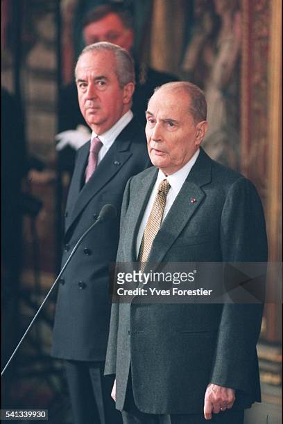 François Mitterrand et Edouard Balladur lors de la cérémonie de remise de Légion d’Honneur.