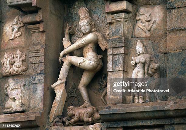 sculpture of dancing shiva at shiva temple - shiva stock-fotos und bilder