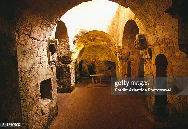 san marciano crypt in san giovanni catacombs - crypte stockfoto's en -beelden