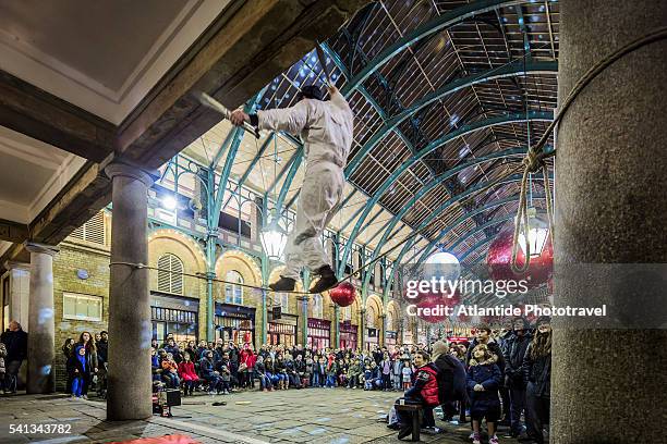 performance at covent garden during the christmas period - 大道芸人 ストックフォトと画像