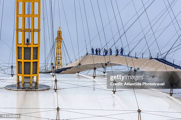 climbing the millennium dome (or o2 arena) - dome stock pictures, royalty-free photos & images