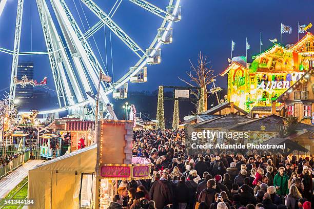 london's winter wonderland in hyde park - hyde park londen stockfoto's en -beelden