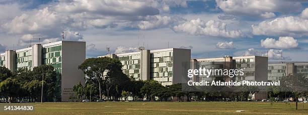 the esplanada dos ministerios (ministries area) - brasilia stock-fotos und bilder