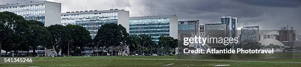 the esplanada dos ministerios - distrito-federal-brasilia stock-fotos und bilder