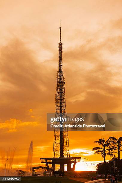 the brasilia tv tower at sunset - distrito-federal-brasilia stock-fotos und bilder