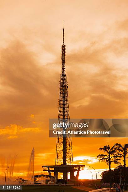 the brasilia tv tower at sunset - distrito federal brasilia stock-fotos und bilder