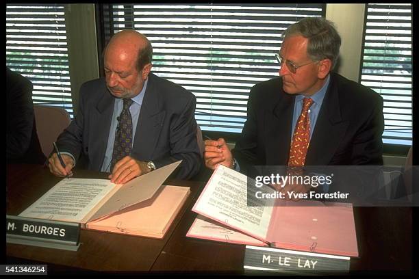 Le président du C.S.A., Herve Bourges avec Patrick Le Lay, président directeur général de TF1.