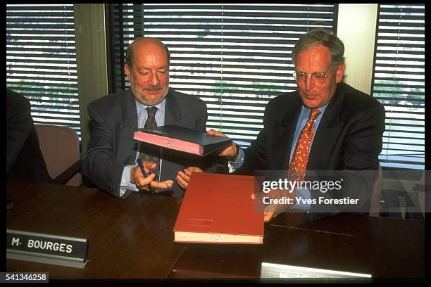 Le président du C.S.A., Herve Bourges avec Patrick Le Lay, président directeur général de TF1.