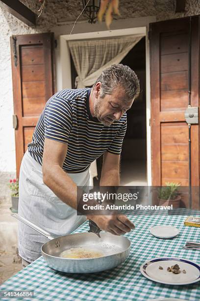 cooking truffles - 聖米尼亞多 個照片及圖片檔