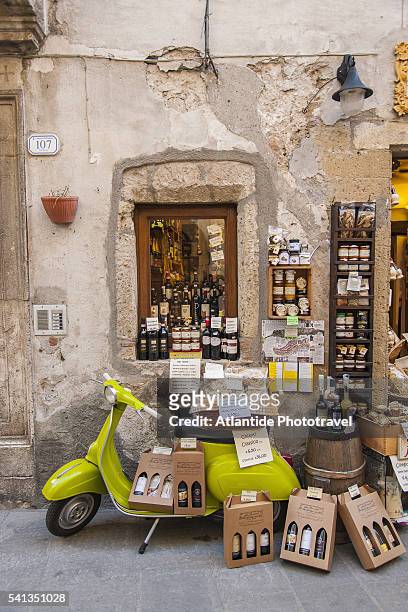 wine shop - vespa stockfoto's en -beelden