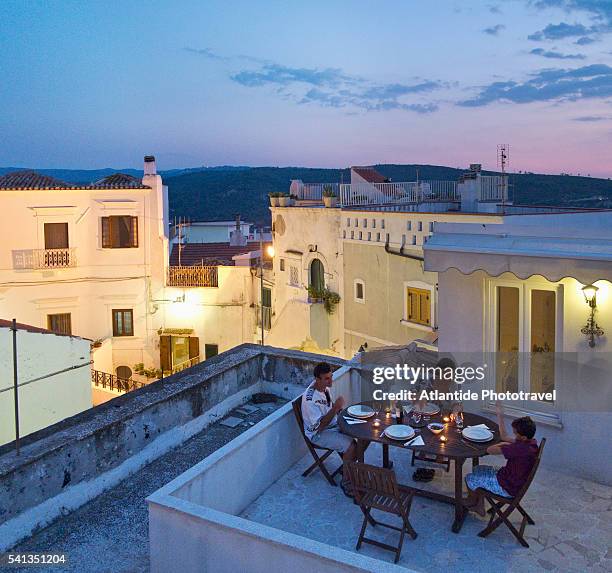 dining in gargano - italian family stock pictures, royalty-free photos & images