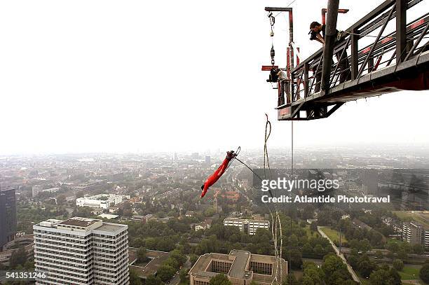 bungee jumping from dortmund tv tower - bungee cord stockfoto's en -beelden