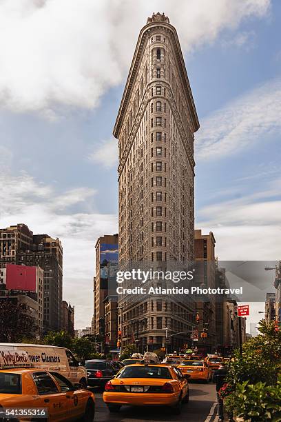 flatiron building fifth avenue cross broadway - flatiron building stock pictures, royalty-free photos & images