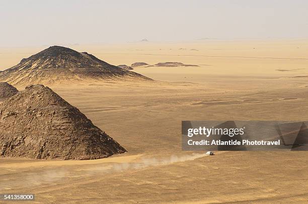 2003 rallye des pharaons - 4x4 desert stockfoto's en -beelden