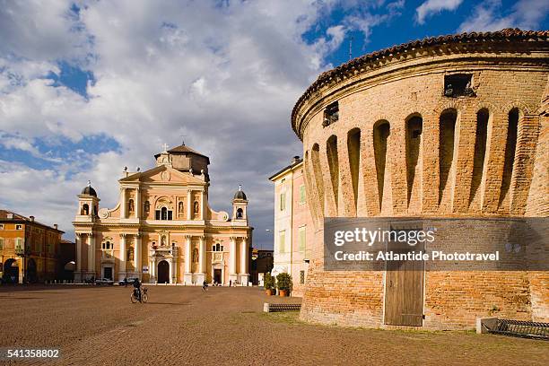 cathedral facing public square - modena stockfoto's en -beelden