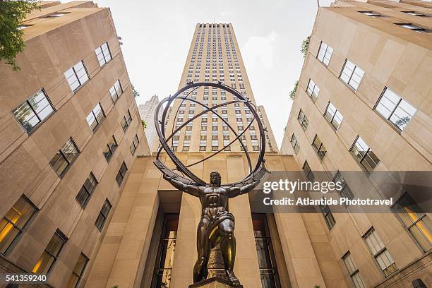 rockefeller center and the atlas statue - rockefeller centre photos et images de collection