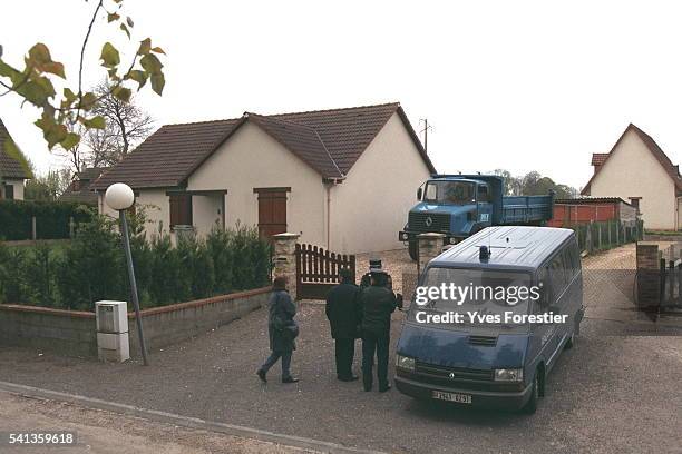 The gendarmerie search the house of the presumed killer of Elisabeth Griffin & Marylene Roussey.