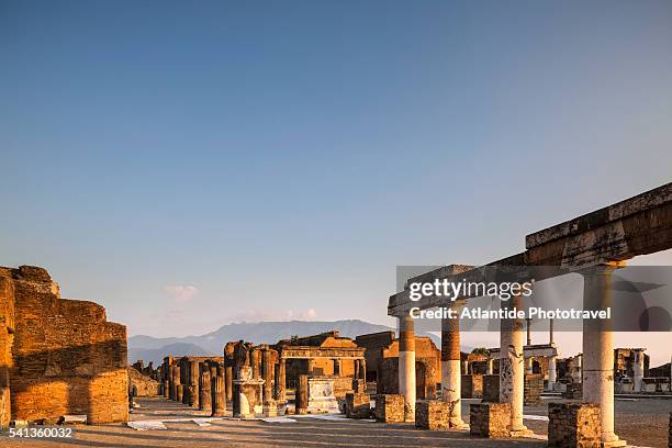 pompeii archaeological site - pompeya fotografías e imágenes de stock