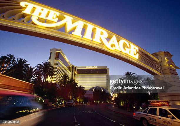 taxi leaving the mirage in las vegas - the mirage las vegas stock pictures, royalty-free photos & images