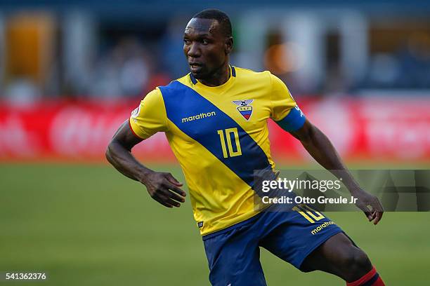Walter Ayoví of Ecuador dribbles against the United States during the 2016 Quarterfinal - Copa America Centenario match at CenturyLink Field on June...