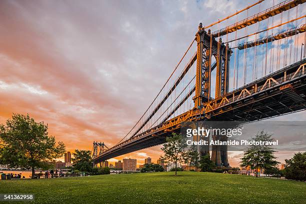 manhattan bridge at the sunset - brooklyn foto e immagini stock