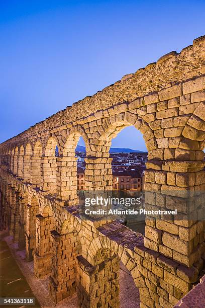 view of the acueducto romano (roman aqueduct) - acueducto stock-fotos und bilder