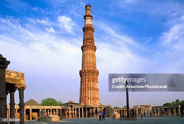 qutb minar and ruins of quwwat-ul-islam mosque - qutab minar stock pictures, royalty-free photos & images