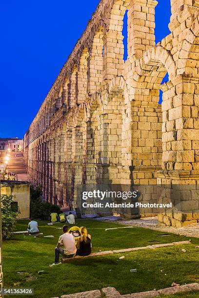 people near the acueducto romano (roman aqueduct) - acueducto stock pictures, royalty-free photos & images