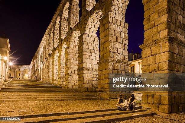 girls near the acueducto romano (roman aqueduct) - acueducto stock-fotos und bilder