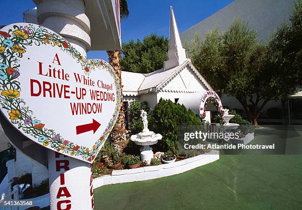 little white wedding chapel in las vegas - vegas wedding stock pictures, royalty-free photos & images