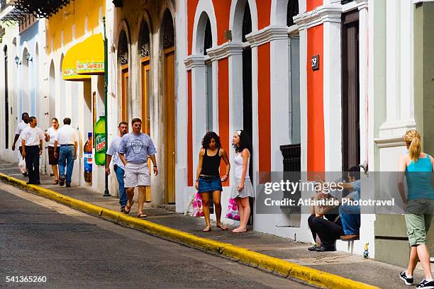 pedestrians on a street in old san juan - velha san juan imagens e fotografias de stock