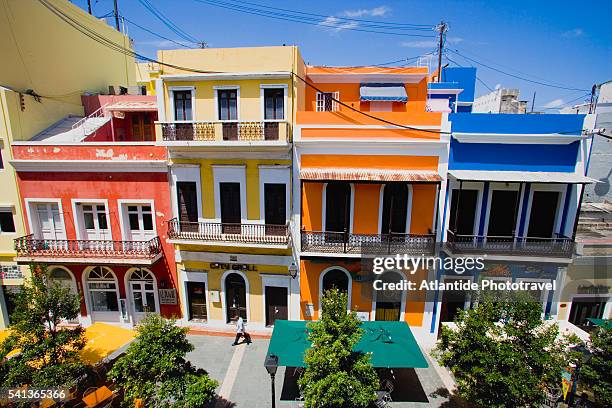 houses on recinto sur street in old san juan - san juan puerto rico fotografías e imágenes de stock